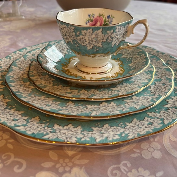 Royal Albert Enchantment 5 Piece Place Setting - Pristine - Picture 2 of 9